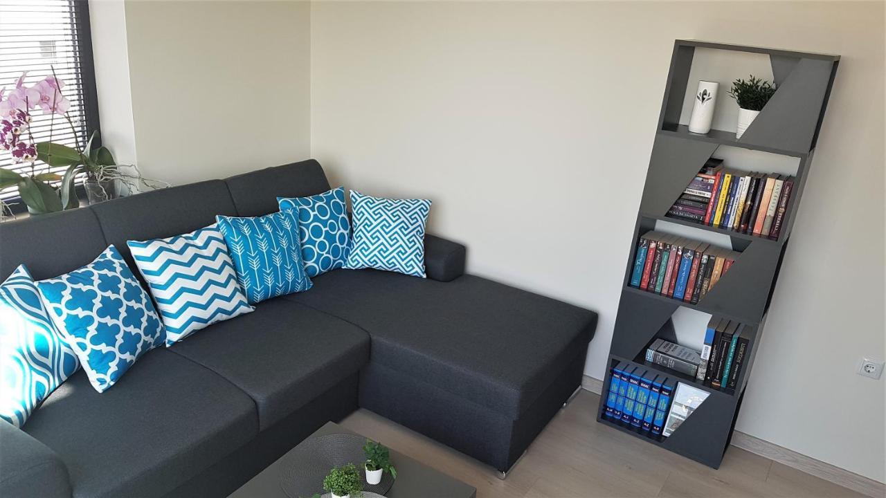 Azzurro-Top Floor Apartment In Quiet Neighborhood, Free Private Parking Varna Bagian luar foto